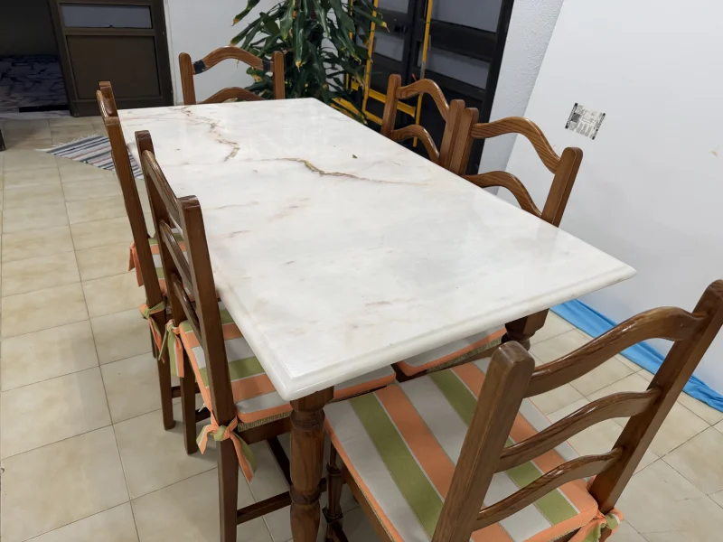 Mesa com tampo em Marmore e 6 cadeiras
