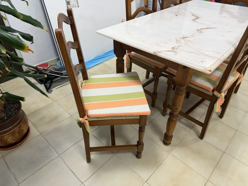 Mesa com tampo em Marmore e 6 cadeiras